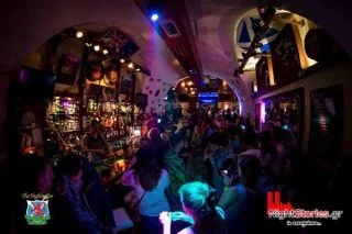 Highlander is a great bar to meet other travellers in Santorini