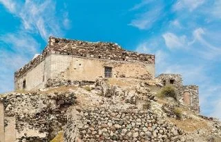 La Ponta in Santorini offers amazing views of the island as well as incredible musical performances inside the building