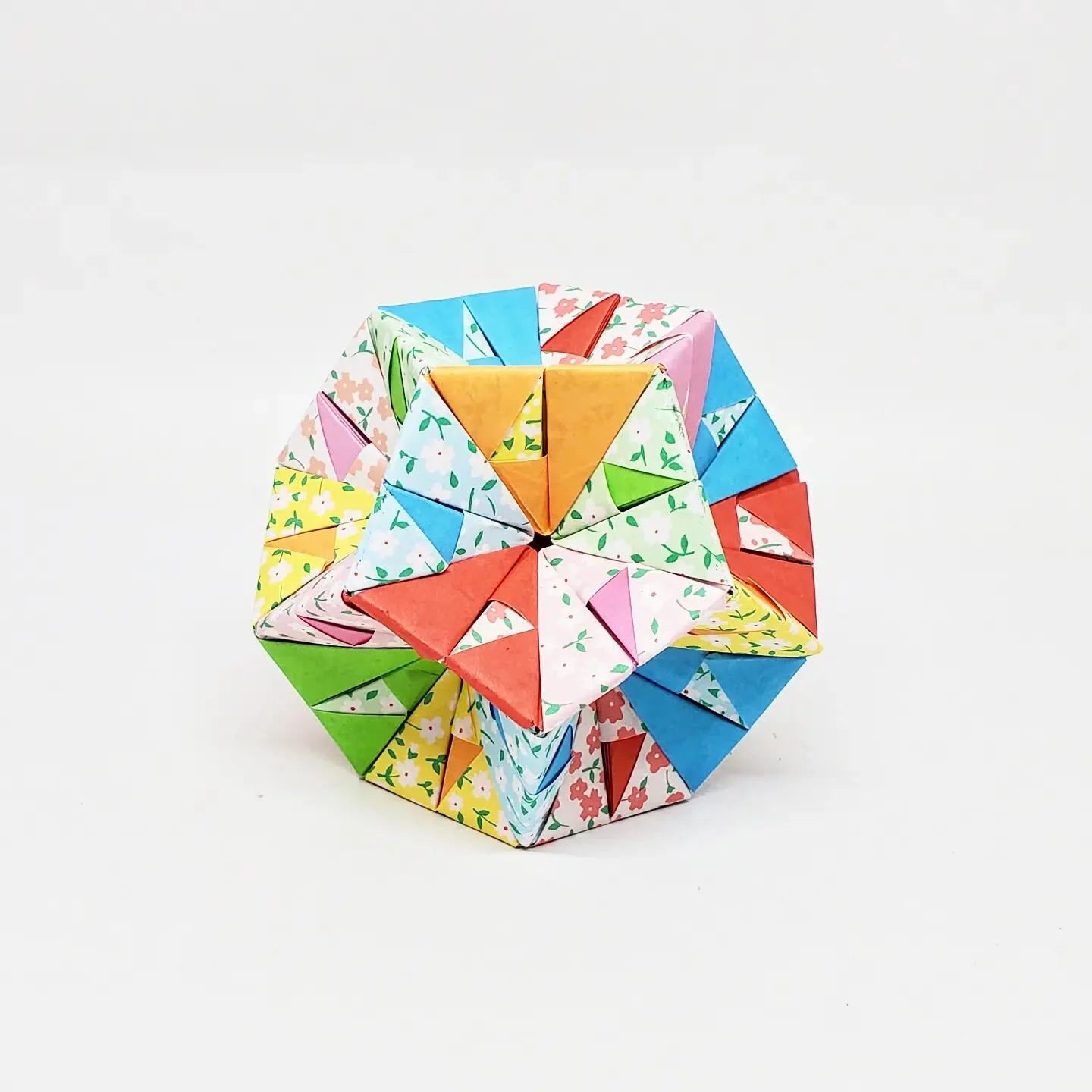 #origami #art #design #craft #crafts #paper #papers #paperart #paperarts #paperfold #paperfolds #paperfolding #paperfoldingart #artoffoldingpaper #artoffoldingpapers #artoffolding #foldedpaper #foldpaper #origamiartist #origamipaper #kusudama #sonobe