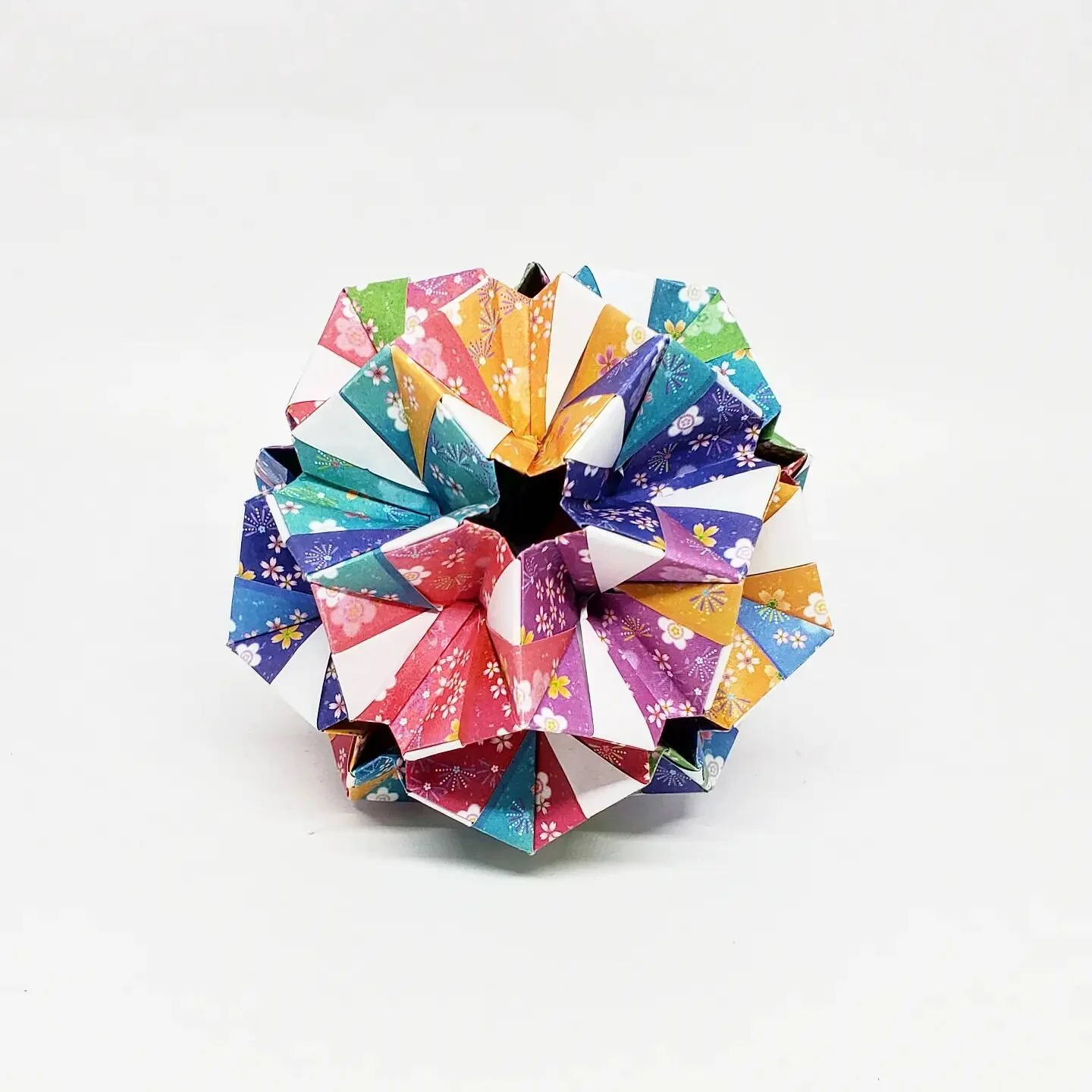 #origami #art #design #craft #crafts #paper #papers #paperart #paperarts #paperfolding #artoffoldingpapers #artoffoldingpaper #artoffolding #foldedpaper #foldedpapers #foldpaper #foldpapers #kusudama #sonobe #paperfoldingart #handmadewithlove #modula