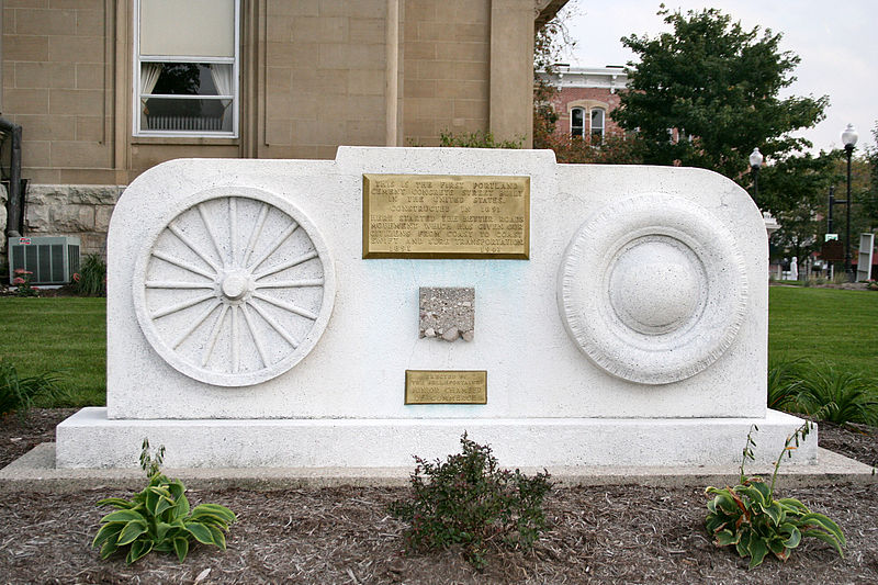 Monument commemorating the first portland cement street in the United States, Bellefontaine, Ohio, October 6, 2005. Image source: Bellefontaine-ohio-cement-street-monument.jpg by Derek Jensen ( Tysto ), licensed under Public Domain Mark 1.0