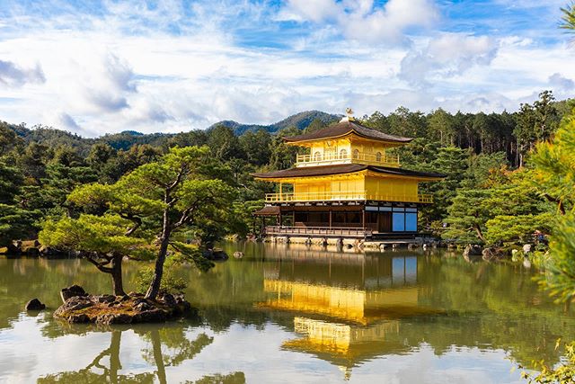 Kinkaku-ji (Golden Pavilion). Kyoto, Japan 🇯🇵.
&bull;
&bull;
&bull;
&bull;
&bull;
#shotwithlove #justgoshoot #ig_japan #travelphotography #japan #kyoto #goldenpavillion #kinkakuji #kinkakujitemple #reflectionphotography #dslr #canon5dmarkiv #5dmark