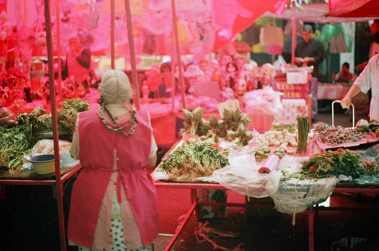 market woman pink tarp .jpg
