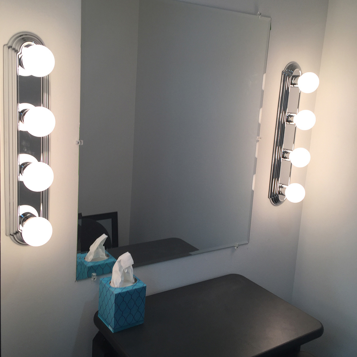 Small wardrobe / make-up area