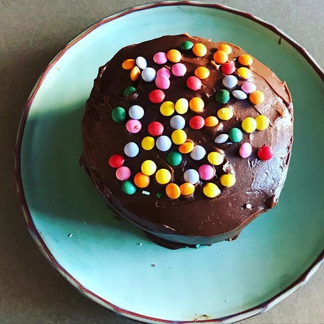 Mini cake ! Just cuz. Made entirely of leftovers (frozen cake scraps from a cake made ages ago, leftover frozen ganache buttercream)