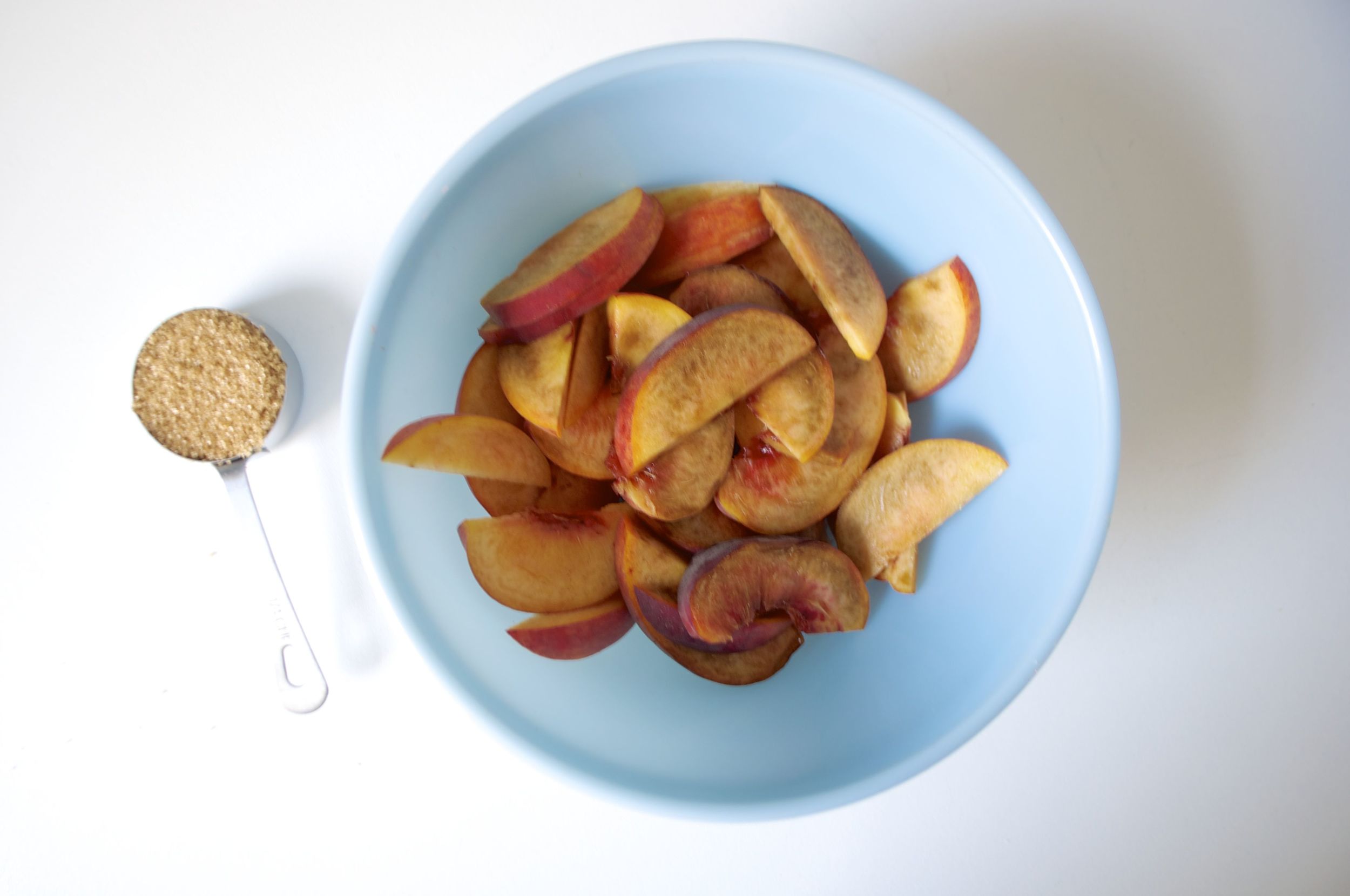 caramelized-peach-bourbon-no-churn-ice-cream-fried-parsley