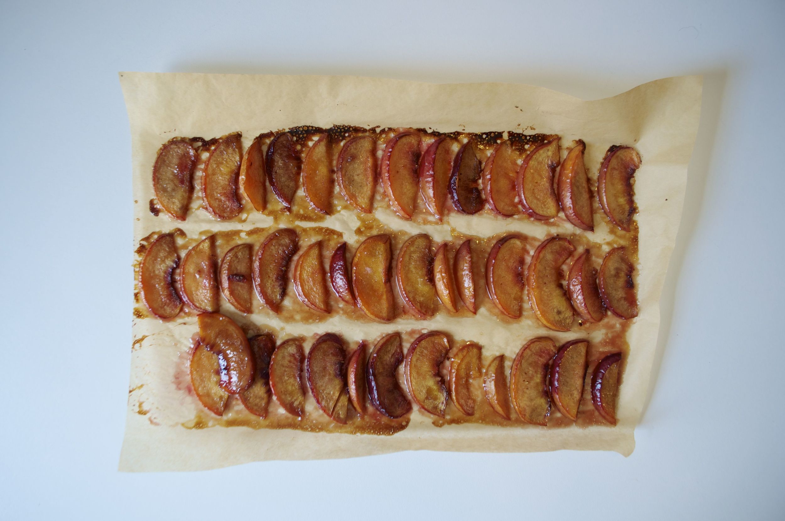caramelized-peach-bourbon-no-churn-ice-cream-fried-parsley