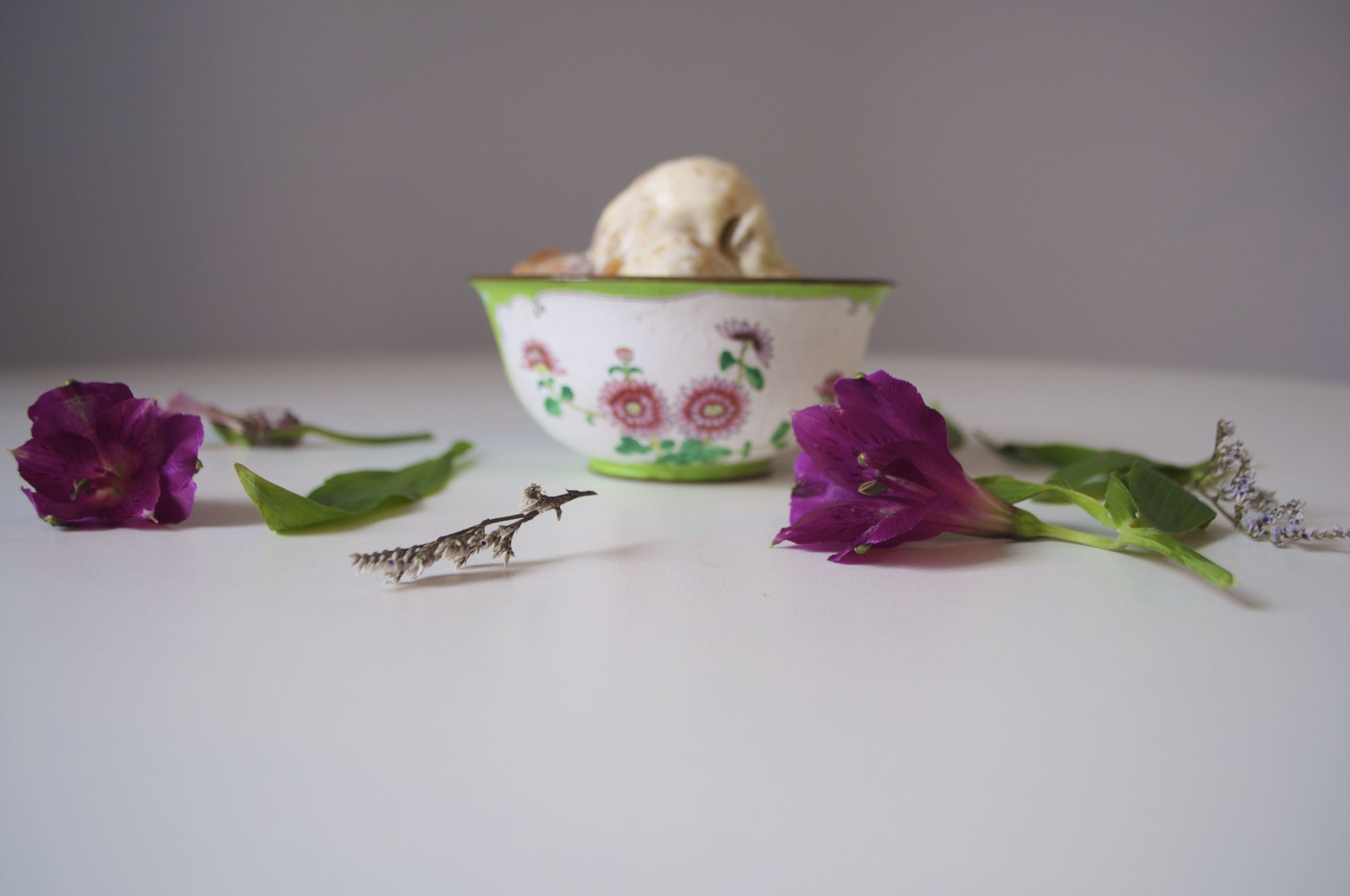 caramelized-peach-bourbon-no-churn-ice-cream-fried-parsley