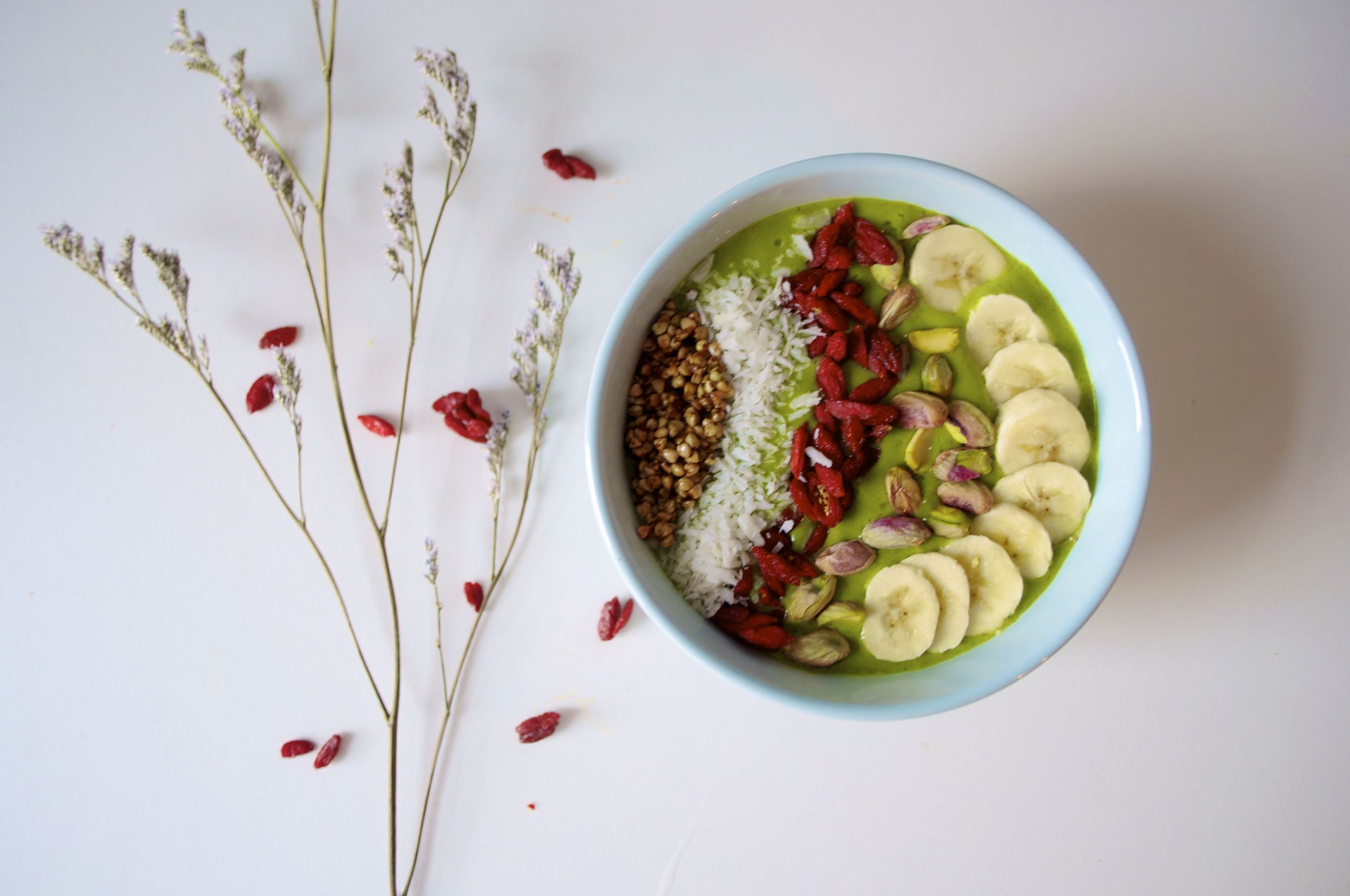coconut-ginger-smoothie-bowl-fried-parsley