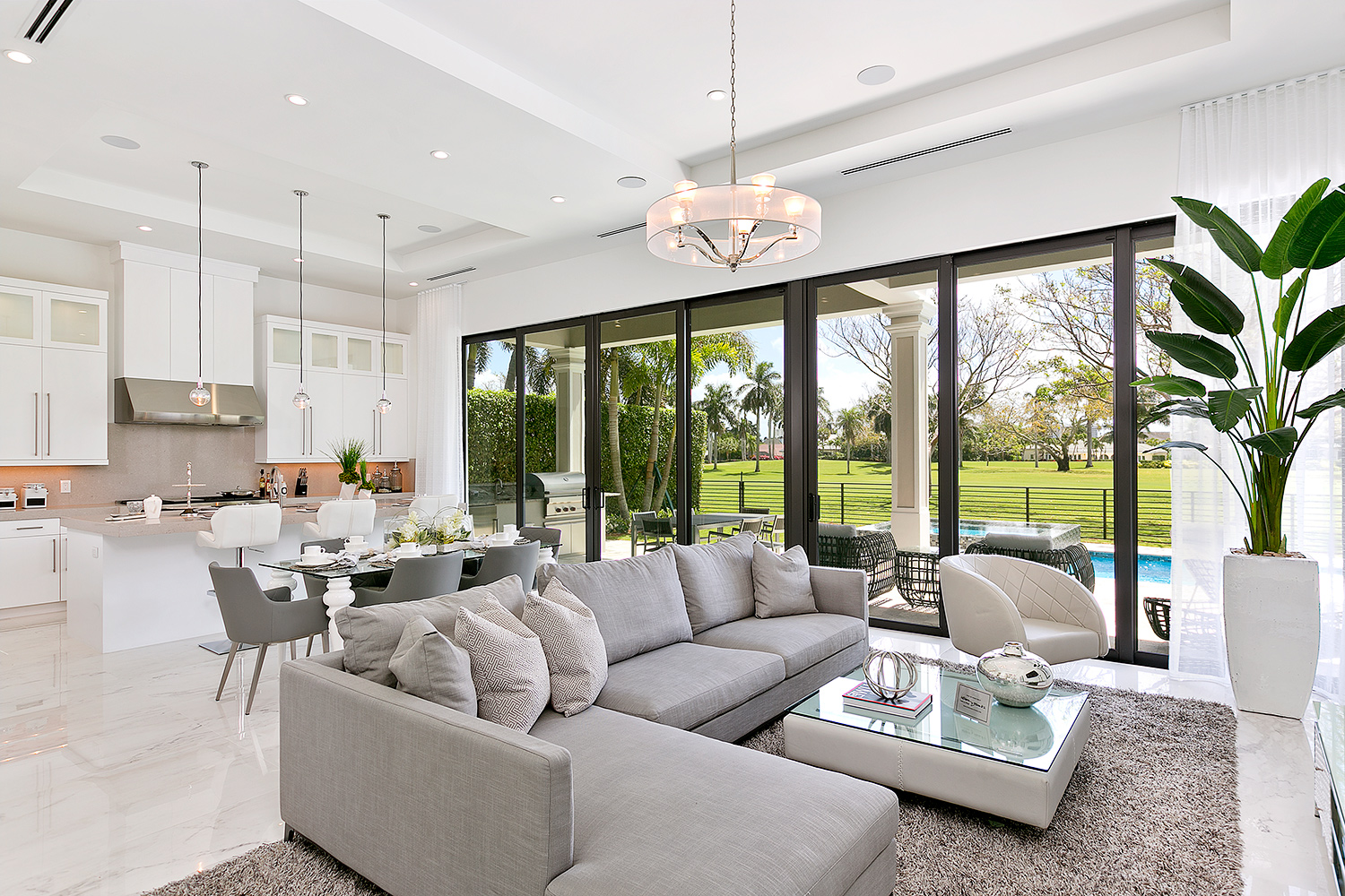 20_Familyroom_Kitchen.jpg