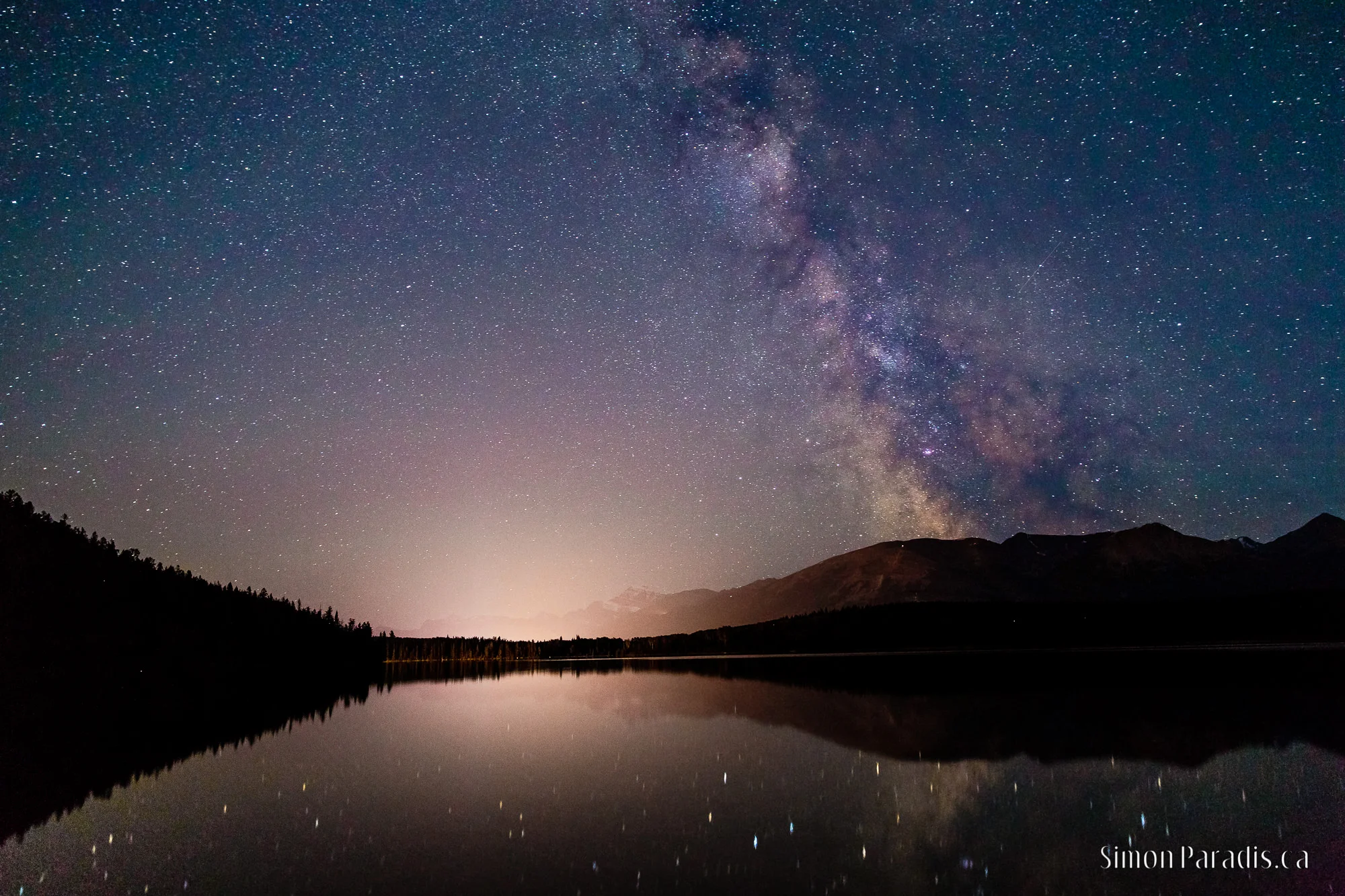 La Voie lactée sur le Lac Pyramide de jasper. On entendait les loups hurler autour de nous. Milky Way over Jasper's Pyramid Lake. We could hear the wolves howling around us.