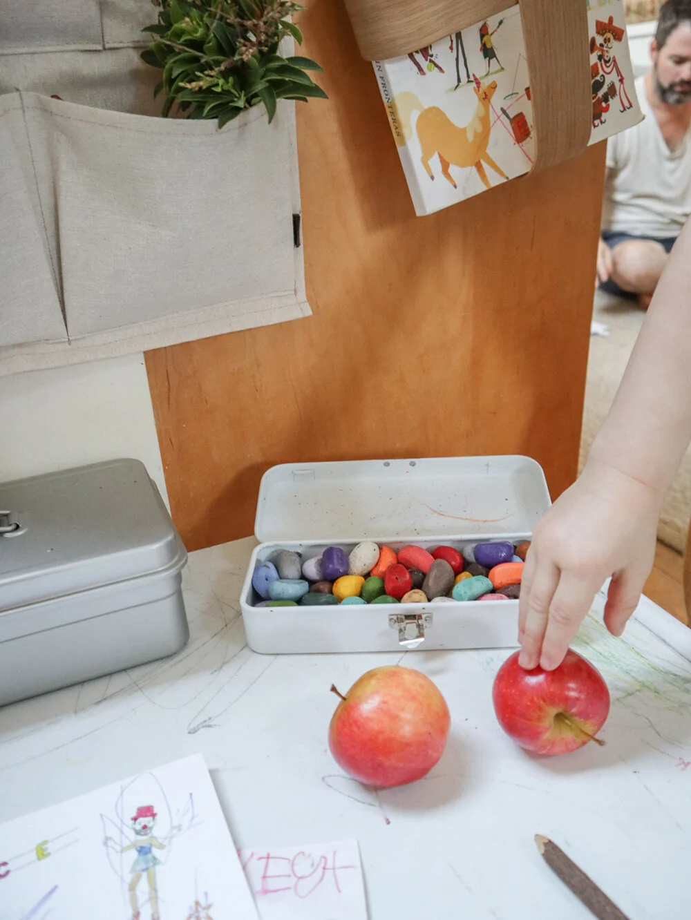 small_space_kids_desk_4.jpg
