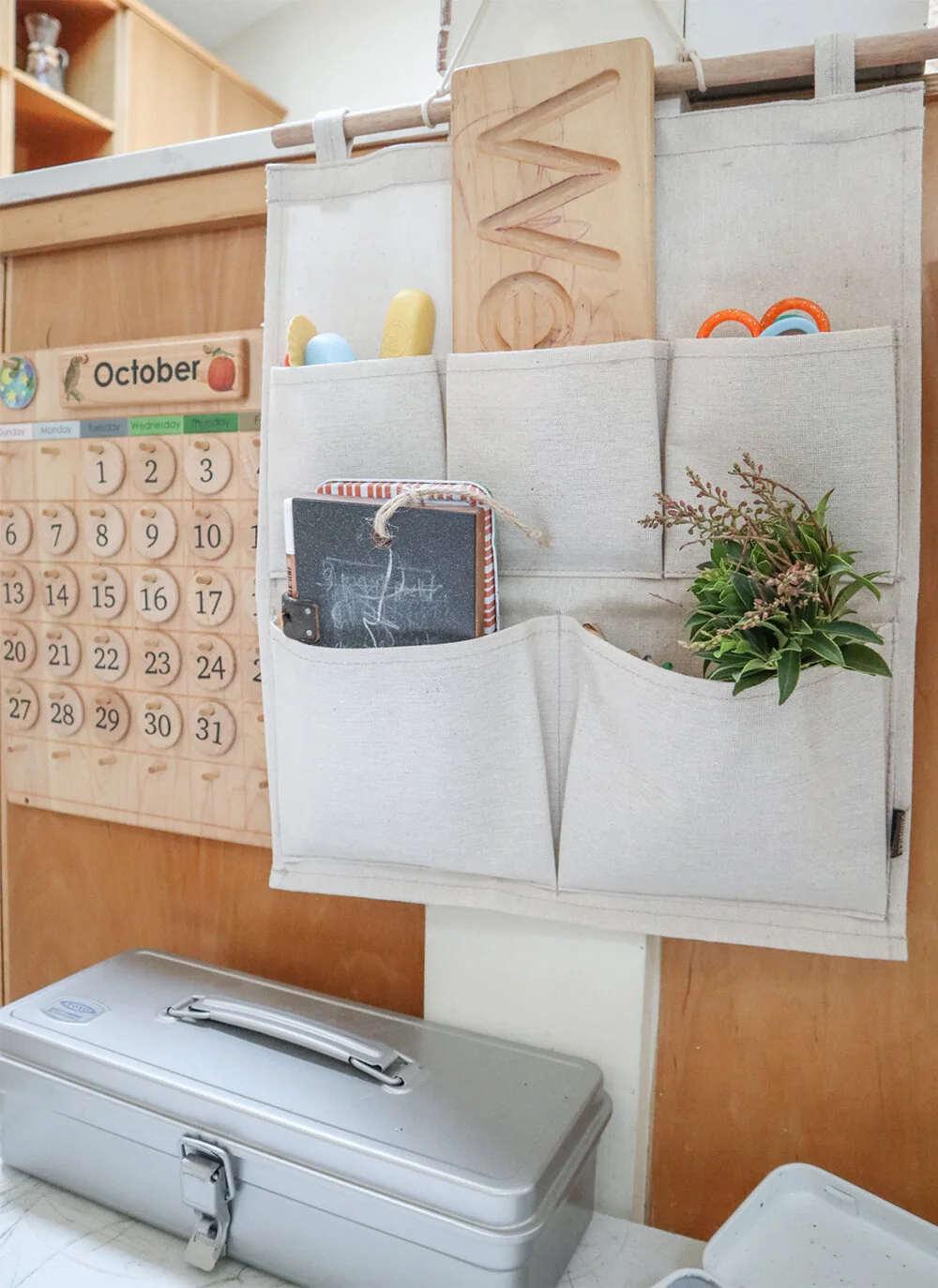 small_space_kids_desk_5.jpg