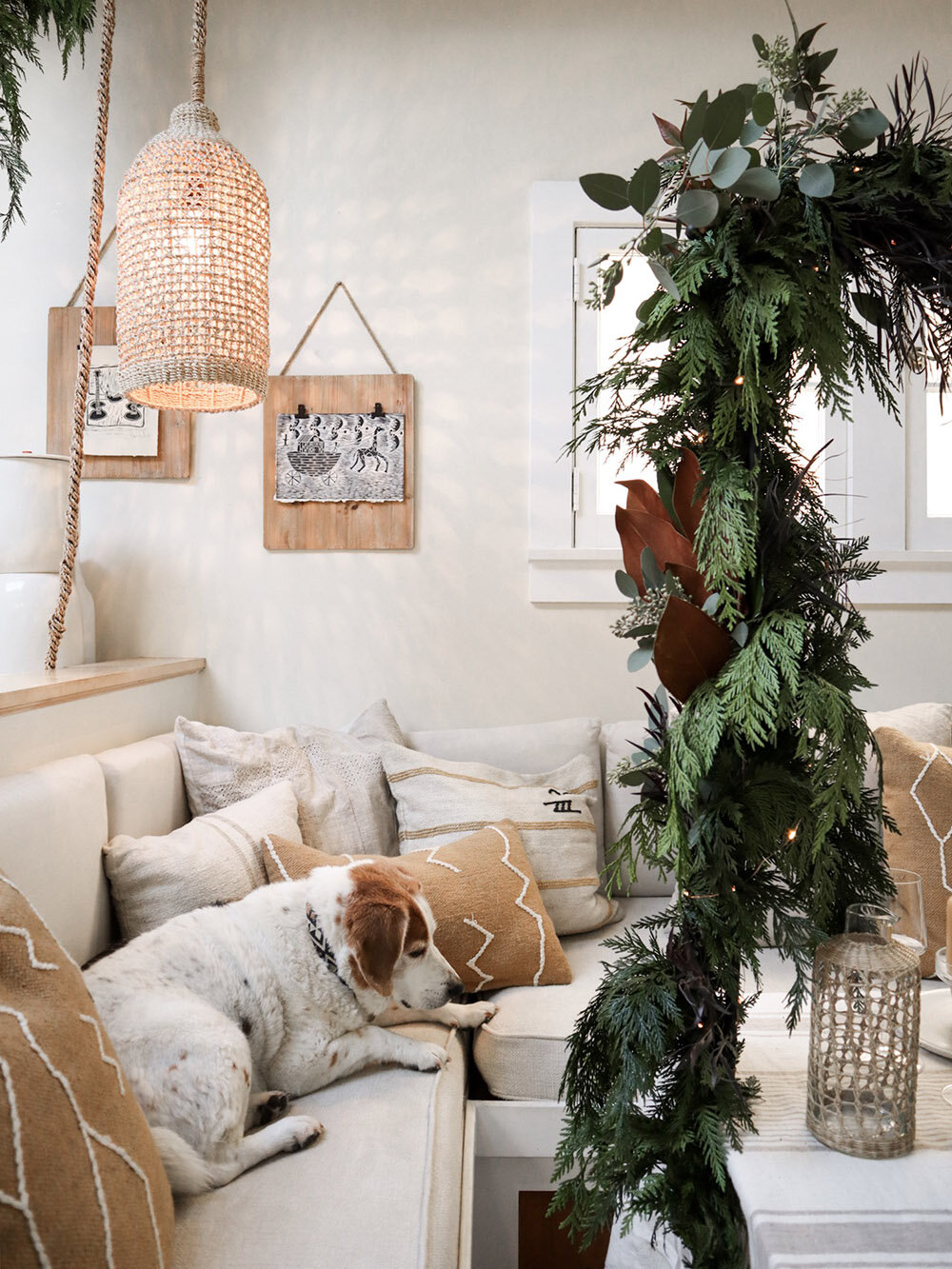 tiny_house_holiday_decor_small_space_tabletop_15.jpg