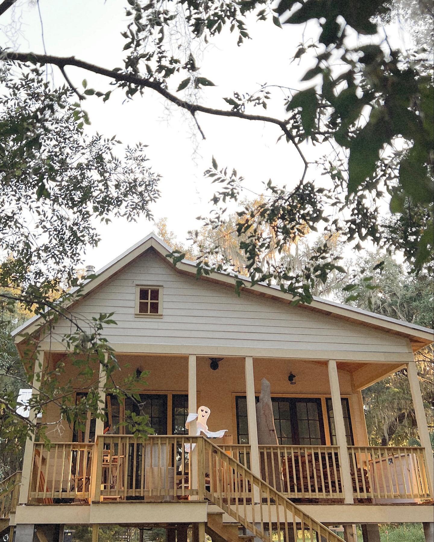 We haven&rsquo;t moved in quite yet, but our 6 year old wasn&rsquo;t going to let that stop him. 🎃👻 I&rsquo;m a fan of simple, playful (and, ideally, natural / compostable) Halloween decor. But that scary horror type stuff? Nope. No thank you. No, 
