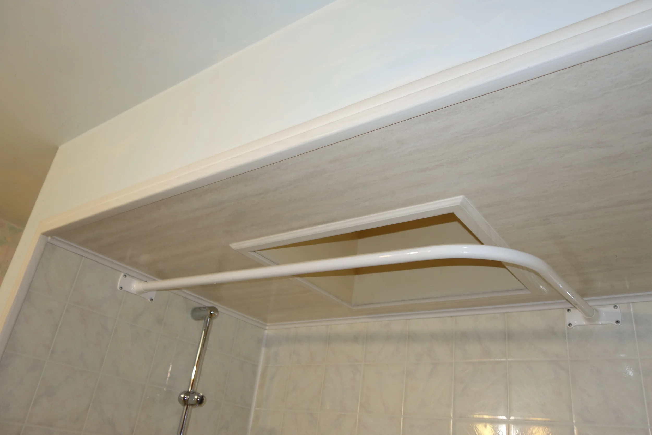 weird fan area above old person tub - might lift when tub comes out