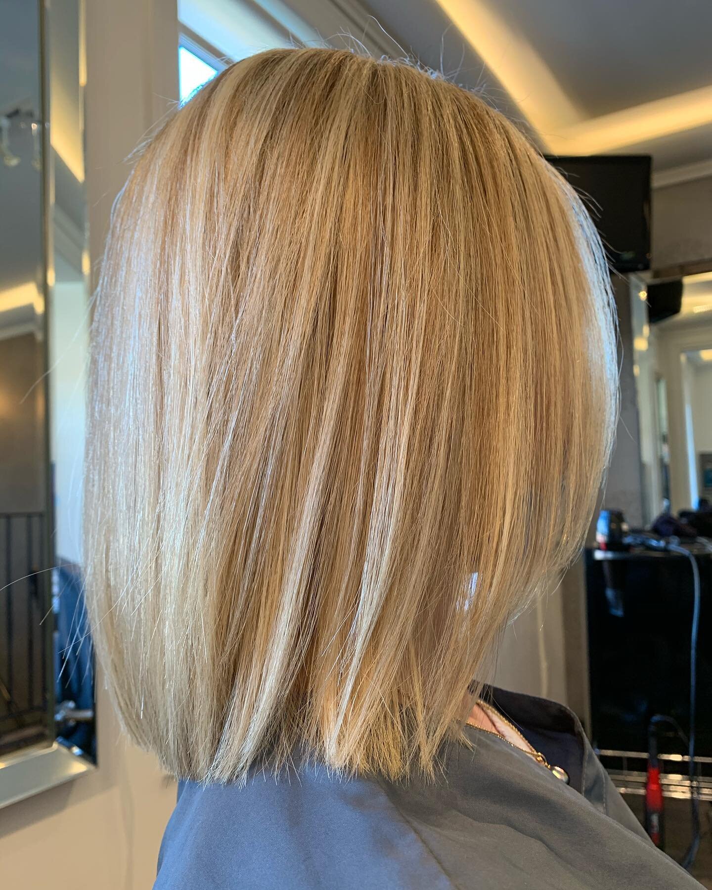 ⭐️𝗦 𝗛 𝗜 𝗡 𝗘 ⭐️𝗕 𝗥 𝗜 𝗚 𝗛 𝗧 ⭐️

A full head of highlights and cut to create this beautiful natural blonde! 

𝙎𝙒𝙄𝙋𝙀 𝙏𝙊 𝙎𝙀𝙀 𝙏𝙃𝙀 𝘽𝙀𝙁𝙊𝙍𝙀 !!!➡️➡️➡️➡️➡️➡️➡️➡️➡️

Colour by 𝐿 𝐼 𝒮 𝒜 👌
Cut/Style by 𝙰 𝙽 𝚃 𝙾 𝙽 𝙴 𝙻 𝙻 𝙰 ?