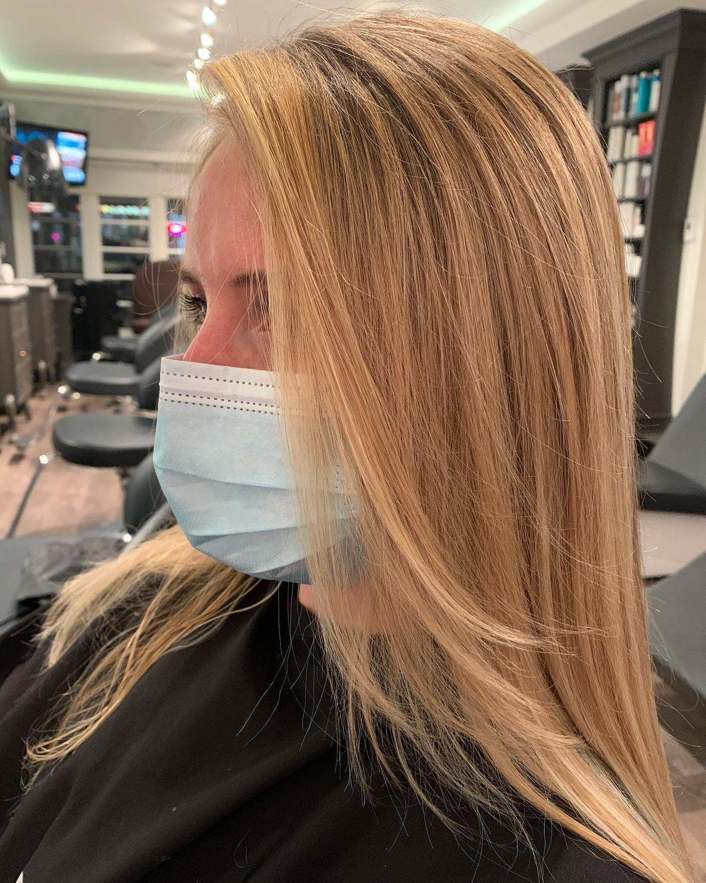 Ohhh shes blonde😍

𝐹𝒶𝒸𝑒 𝒻𝓇𝒶𝓂𝒾𝓃𝑔 𝒶𝓃𝒹 𝒷𝒶𝒷𝓎 𝓁𝒾𝑔𝒽𝓉𝓈✨

Colour by Lisa 

#faceframing #faceframingbabylights #babylights #blondehair #instahair #blondeinspo #behindthechair #blondespecialist #hairpainting #blondefaceframe #msalon #