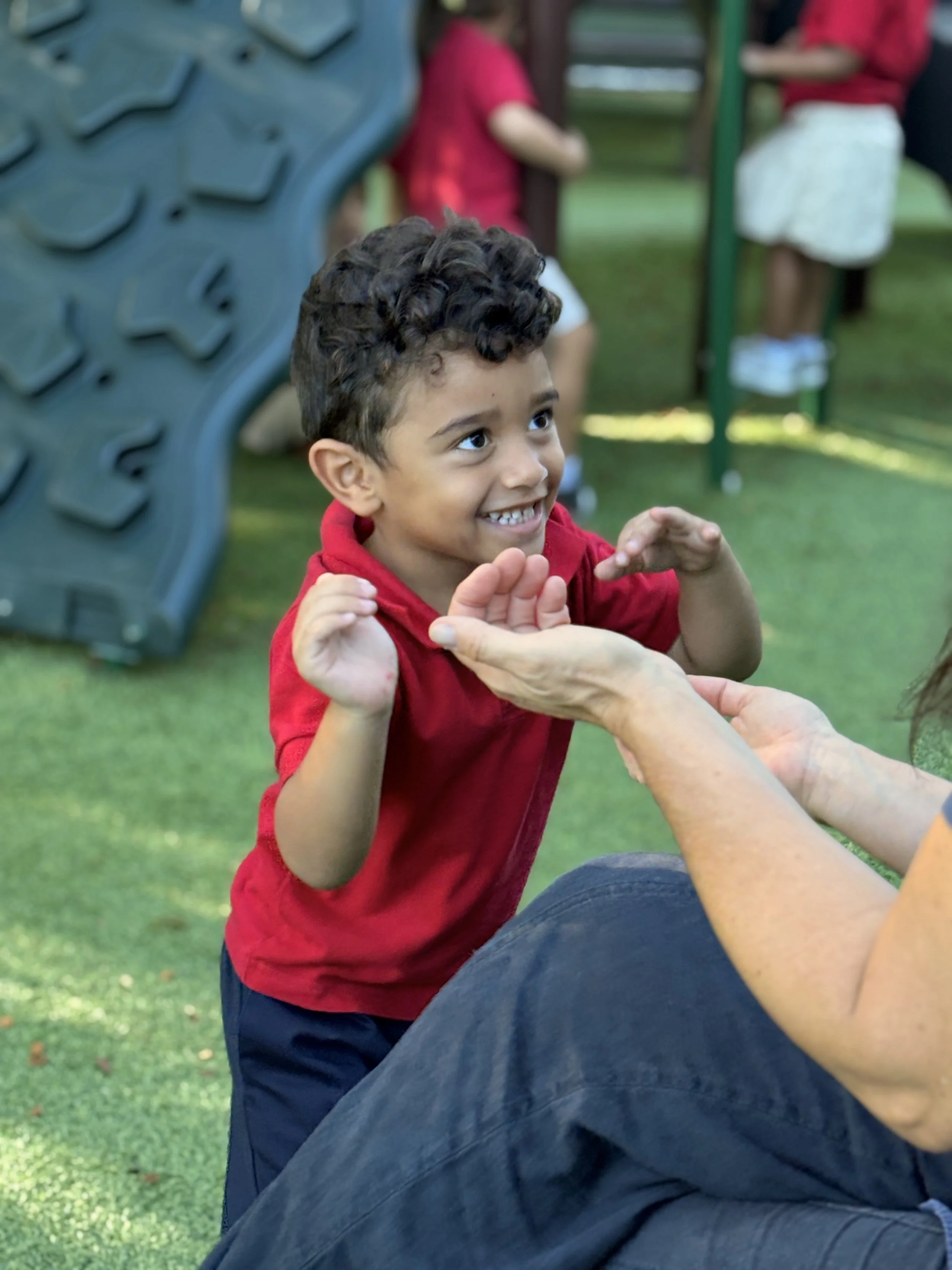 1 élève sourire avec prof pas visibleCHOISI.jpg