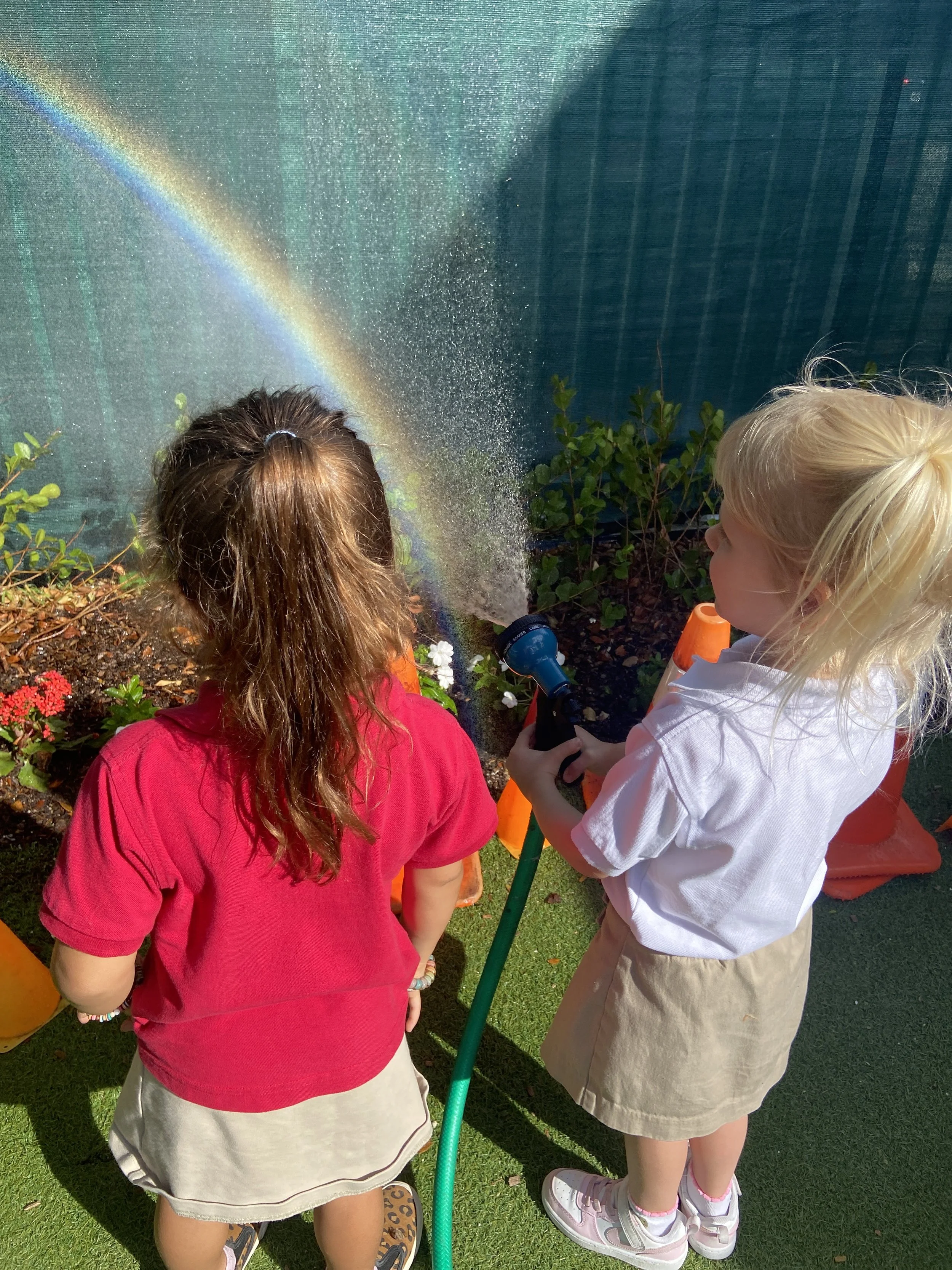 2 élèves arrosentCHOISI.JPG