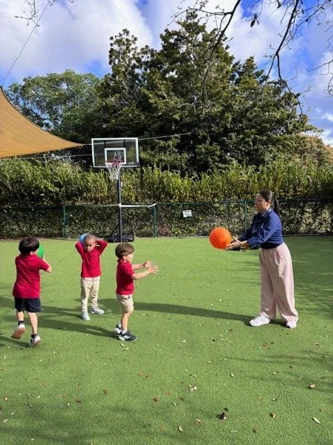 3 élèves ballon avec prof CHOISI.jpeg