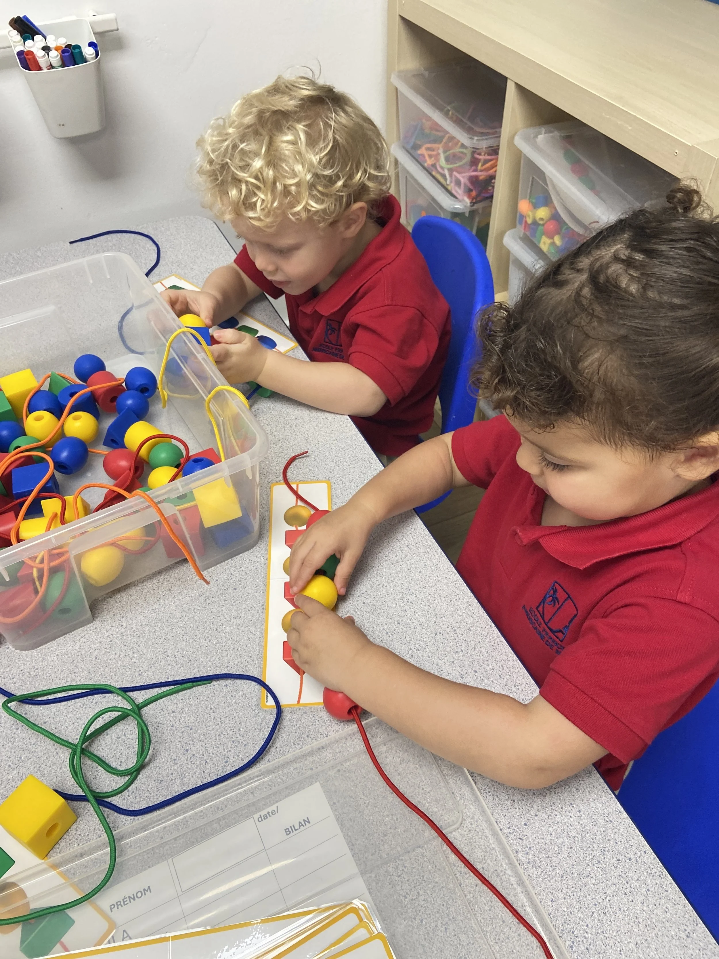 2 élèves enfilent perlesCHOISI.JPG