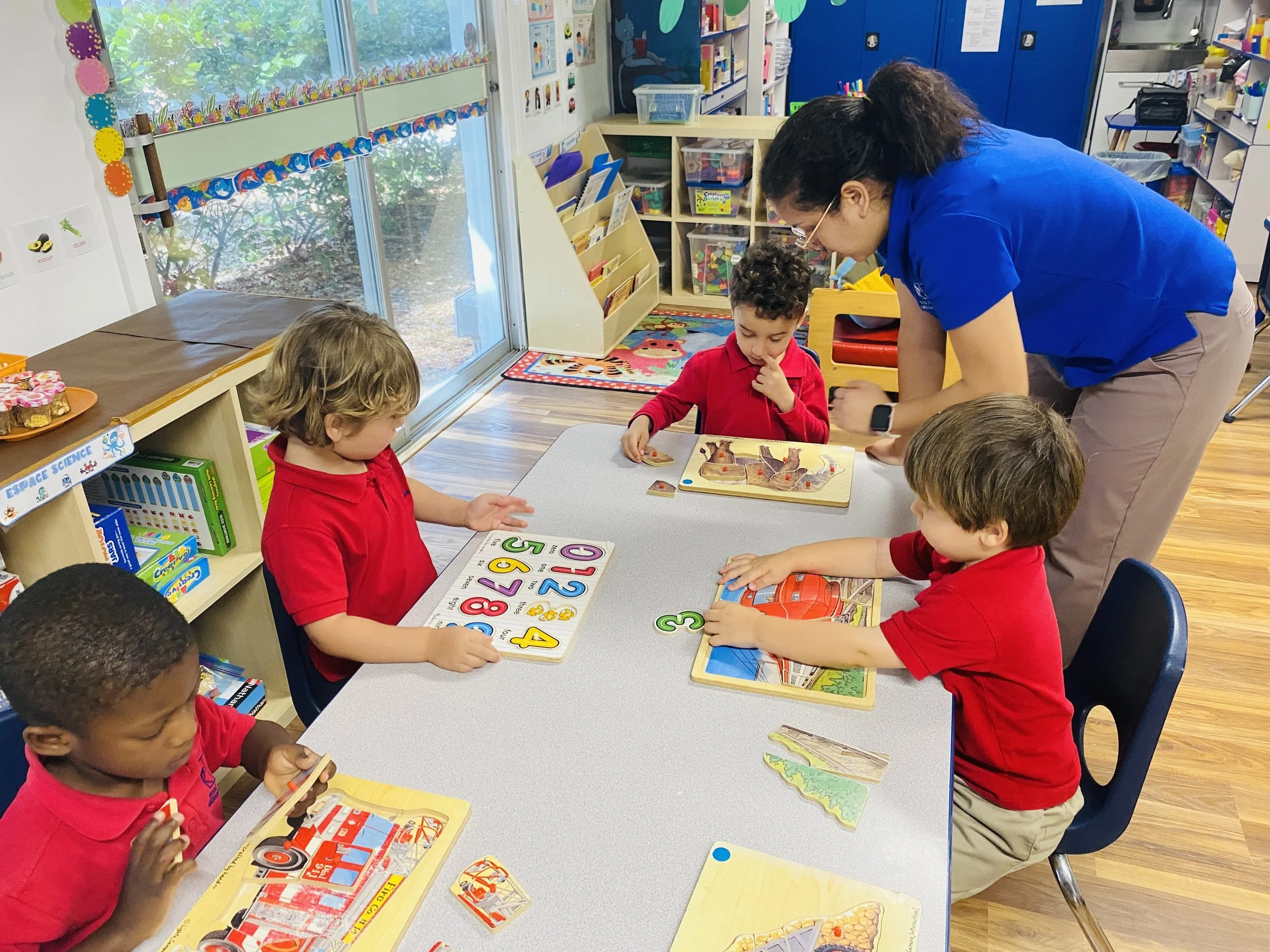 GROUPE AVEC ATSEM PUZZLE CLASSE - CHOISI.JPG