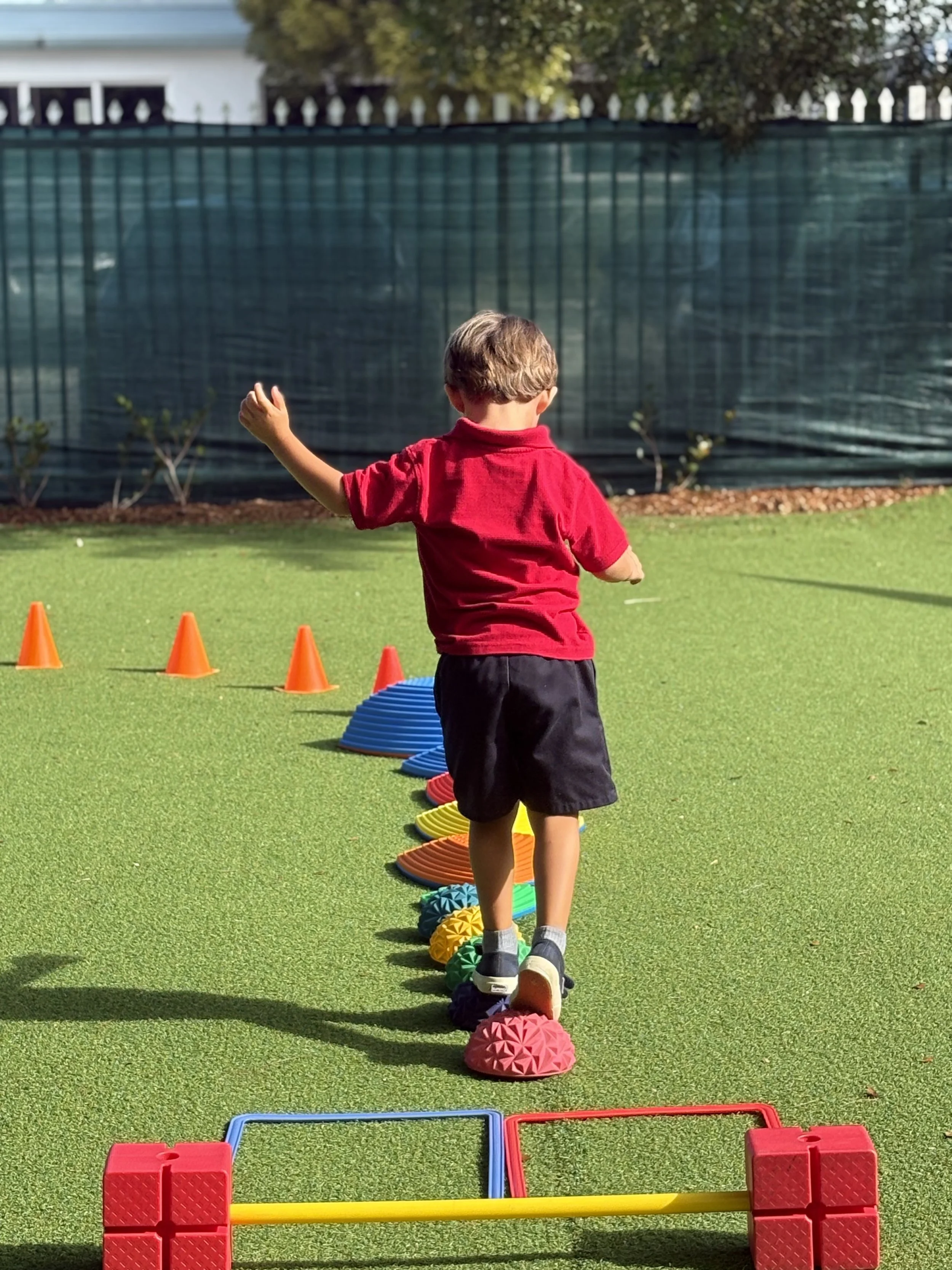 1 élève parcours de motricité de dos CHOISI.jpg