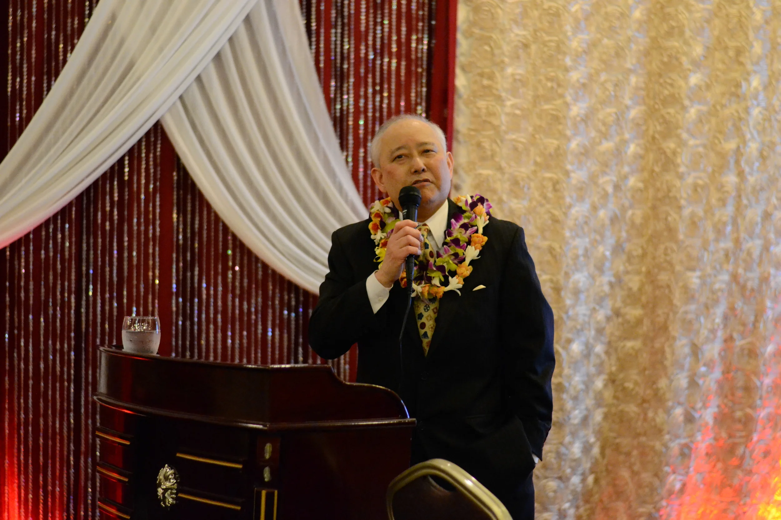 Above : EDI's Executive Director, Alan Sugiyama, gives an acceptance speech at the 2015 OCA dinner.