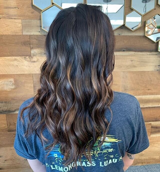 Chocolate caramel deliciousness by: @beautybyhaleynichole 🤤🍫 .
.
.
#rahhairtahoe #brunette #foliage #balayage #behindthechair #modernsalon #freshhair #kmsalon #kmcolorme #brunettebalayage #rahtahoe