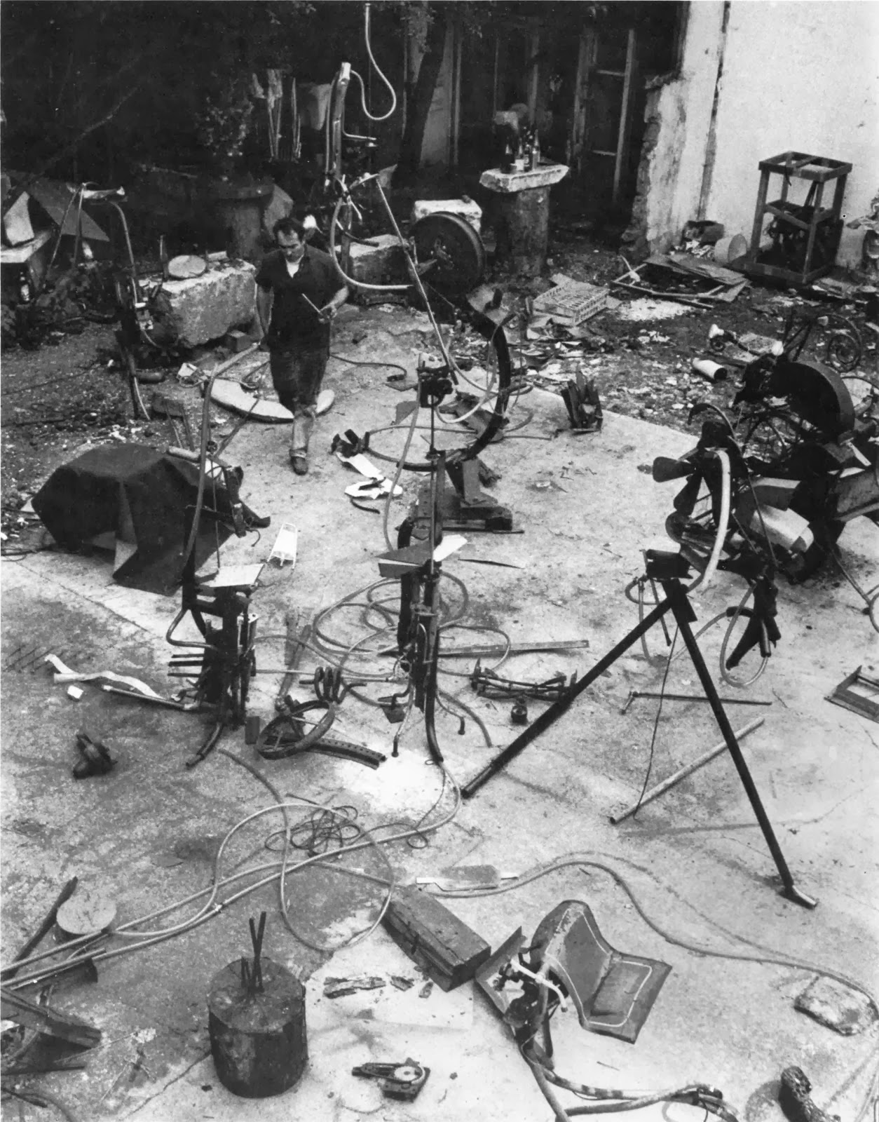 Jean Tinguely in his studio, Paris 1961.