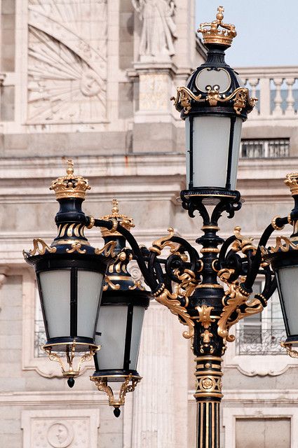 Farola entorno del palacio real flickr.jpg