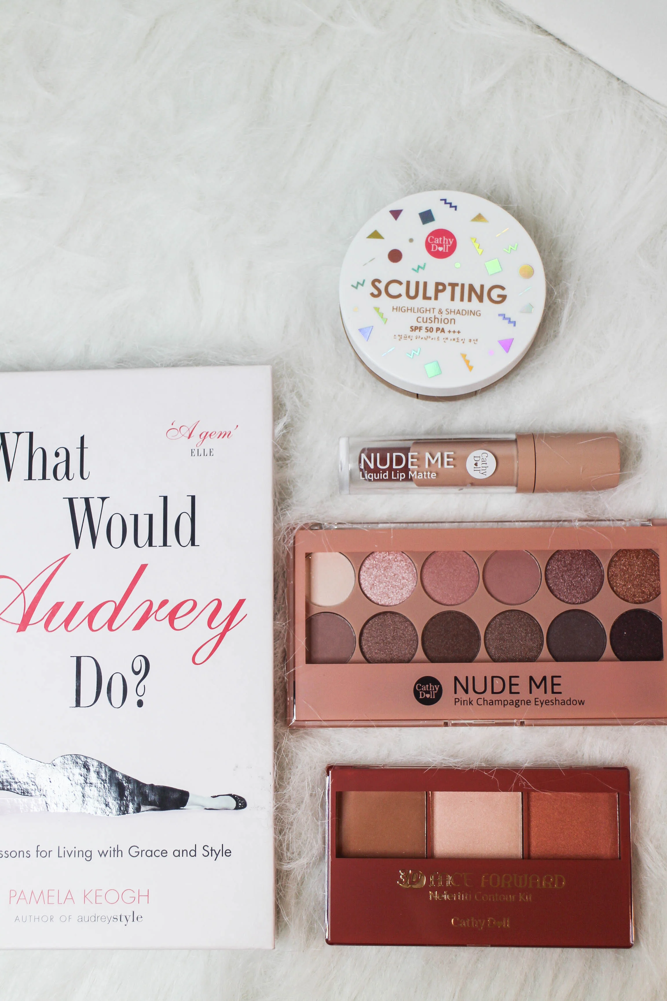 I used the Moss Rose Nude Me Liquid Lip Matte, the Pink Champagne palette and the Sculpting Cushion compact. I feel so glam!