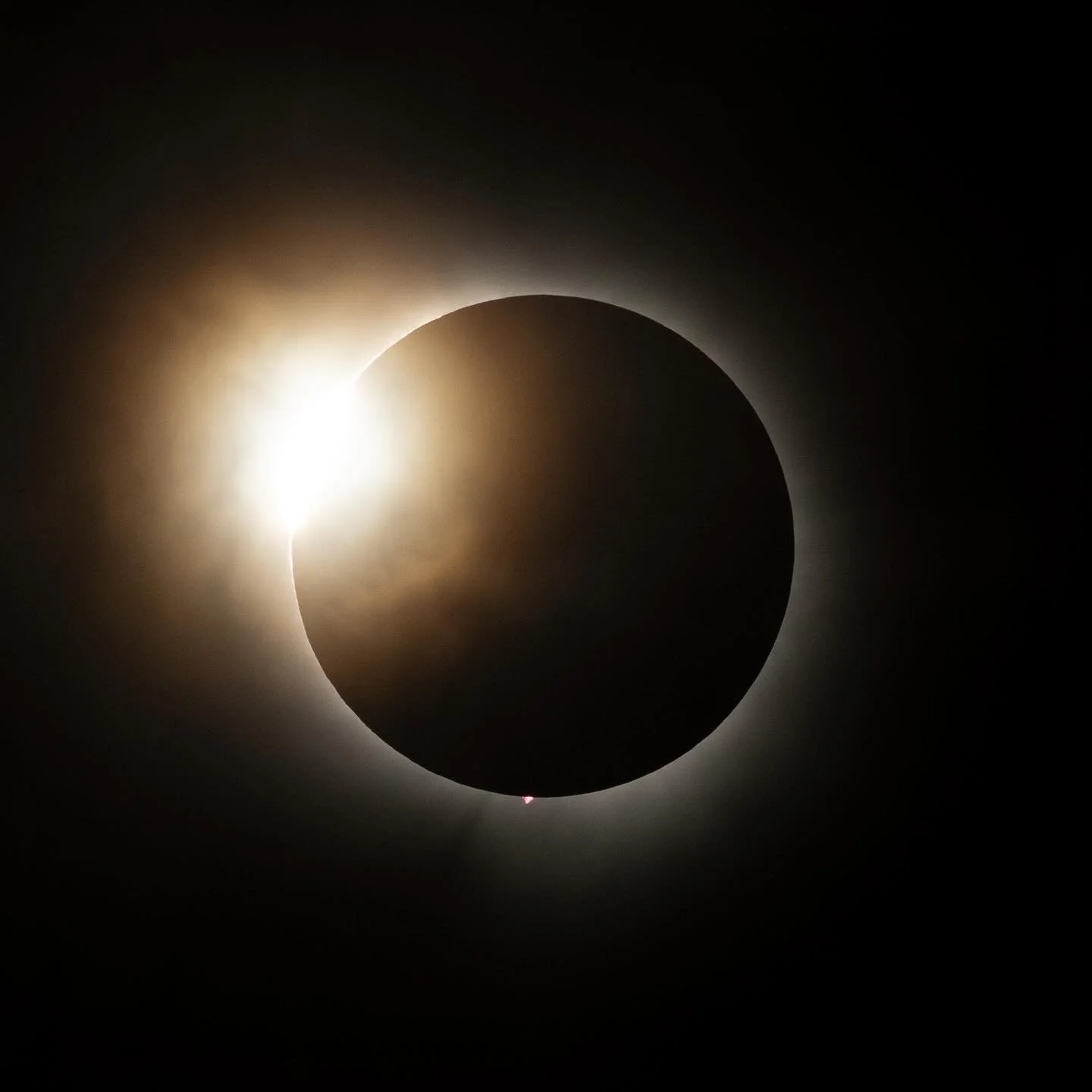 Pretty great day, with a little bit of night right in the middle.

#eclipse #solareclipse #totality #totalsolareclipse #arkansas #eclipse2024 #sun #moon #diamondring #astronomy #solar #solarphotography #nature #pathoftotality2024