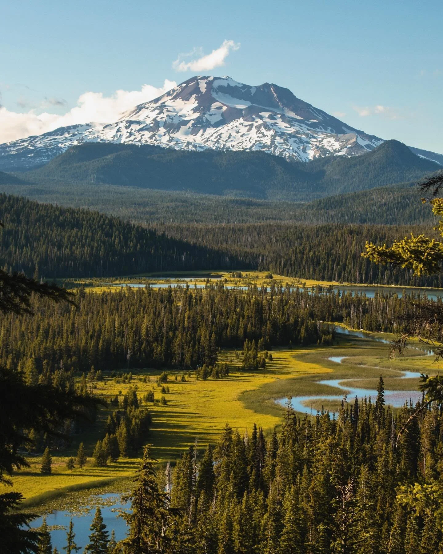 Wouldn&rsquo;t mind scrambling up to this view again. South Sister looked great over Hosmer Lake.

#southsister #cascades #oregon #traveloregon #pnw #pacificnorthwest #hosmerlake #centraloregon #cascadelakeshighway #deschutesnationalforest #volcano #