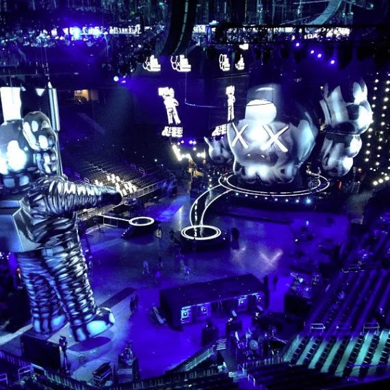 2013-mtv-video-music-awards-vma-60-foot-moonman-statue-kaws-02-570x570.jpeg