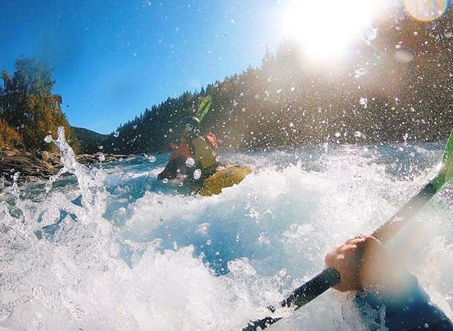 Heftig og actionfylt helg p&aring; Sjoa!!🤩 Takk til den r&aring; gjengen som var med 💥💥
📸 @fridabekkestad .
.
.
Med grunnkurs elv kan du v&aelig;re med p&aring; lavterskelturene v&aring;re hver torsdag!!