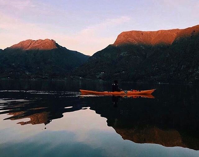 Selv om alle turer og kurs er avlyst n&aring; i disse tider, gleder vi oss veldig til &aring; padle (og dykke) med dere igjen (forh&aring;pentligvis snart)🌅💙 #stayhome
.
.
.
.
.
.
📸 @heggiss