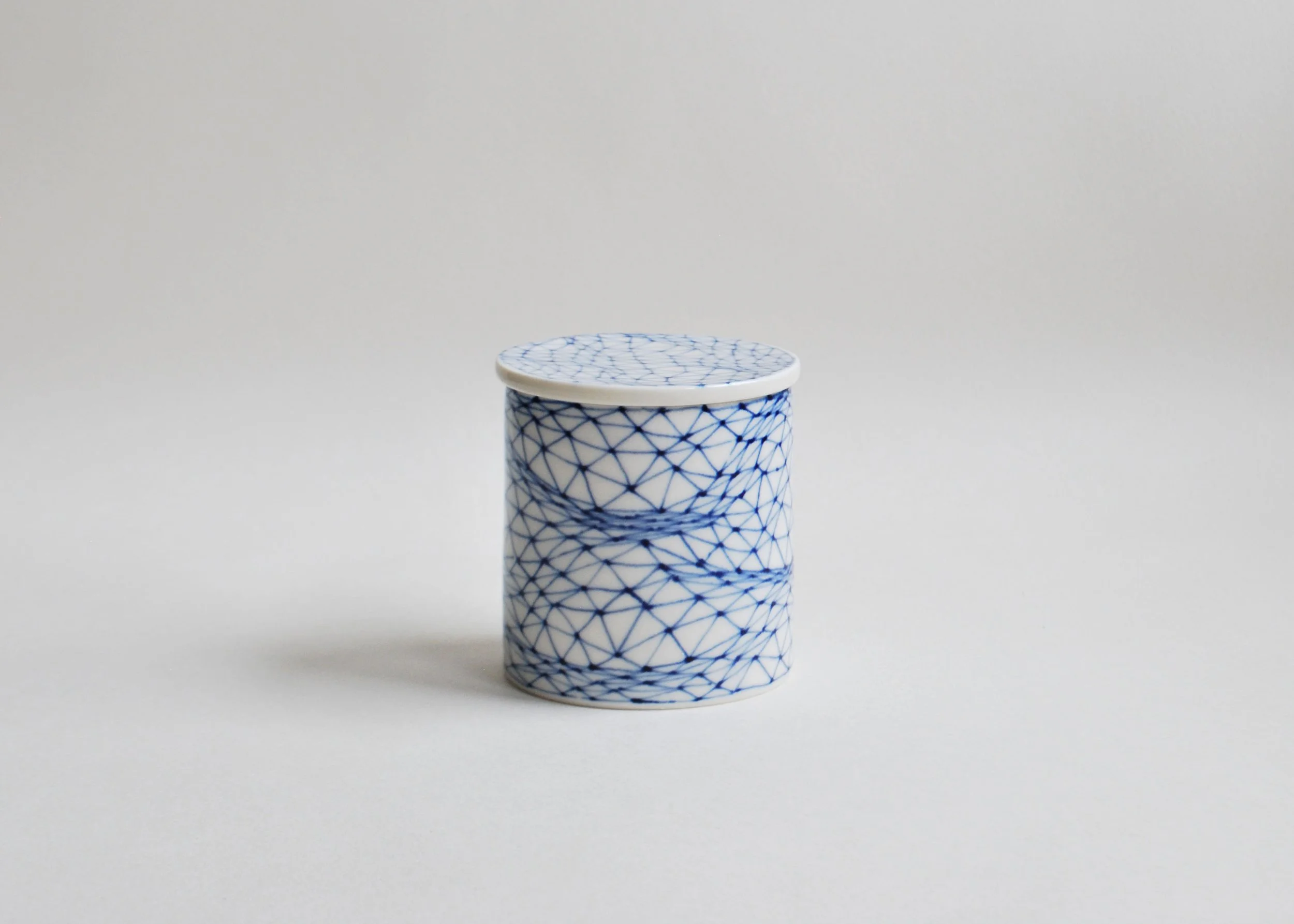 small_lidded_jar_triangle_net.jpg