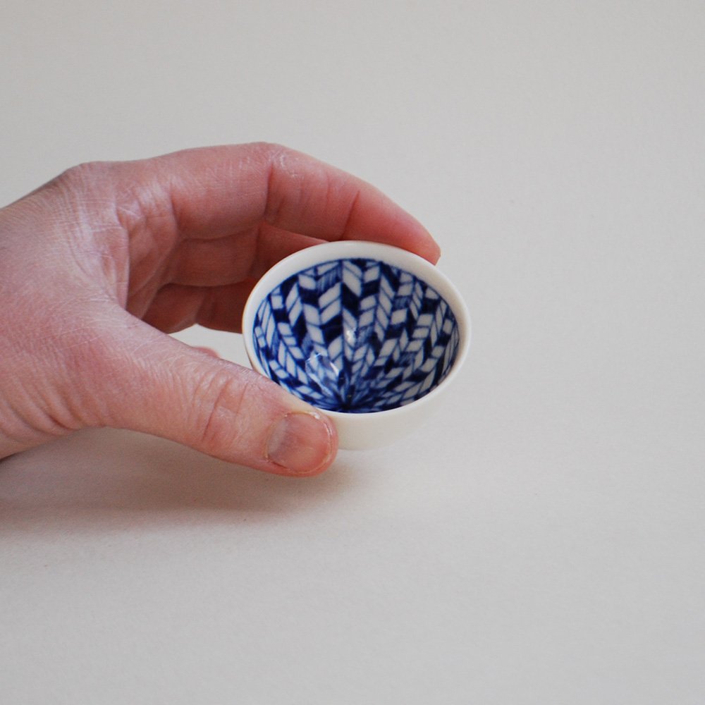 SSS430_tiny_knit_bowl_hand.jpg