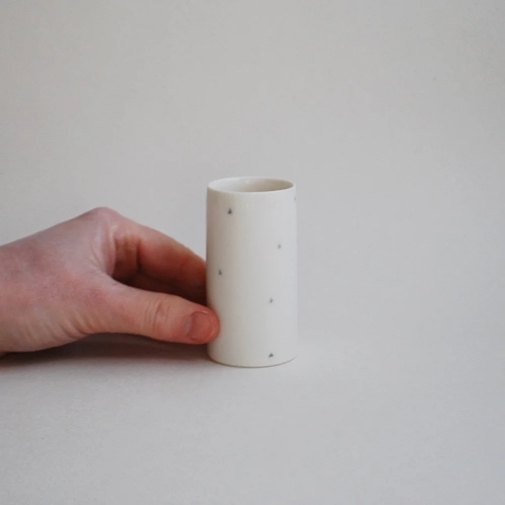 SSS438_mini_tri_little_vase_hand.jpg