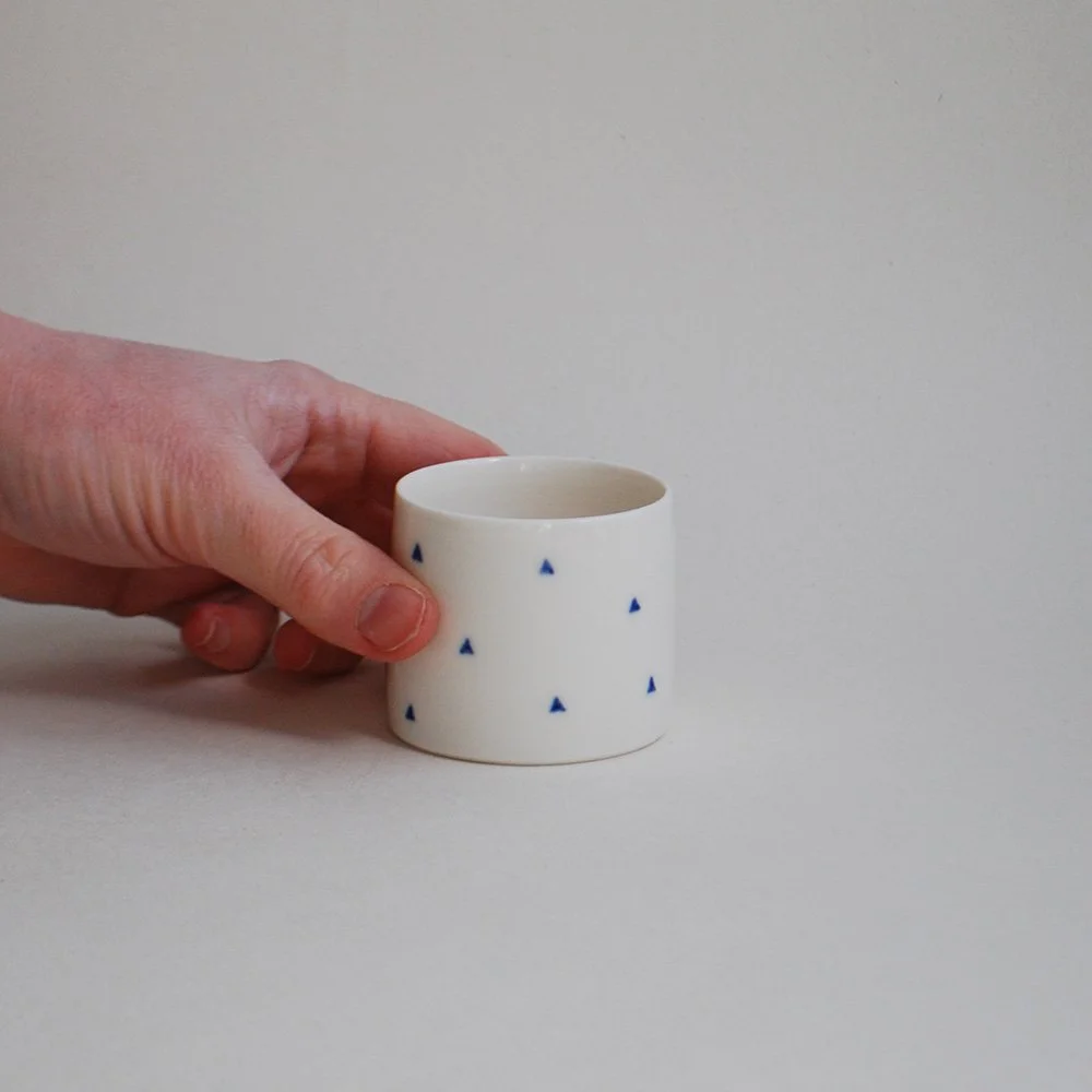 SSS440_mini_triangle_little_pot_hand.jpg