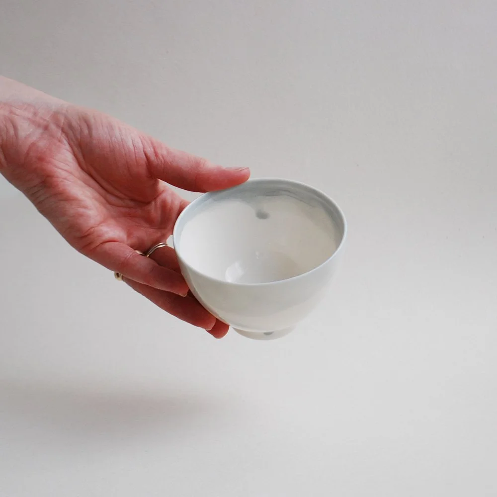 SSS392_dipped_rim_cafe_bowl_hand.jpg