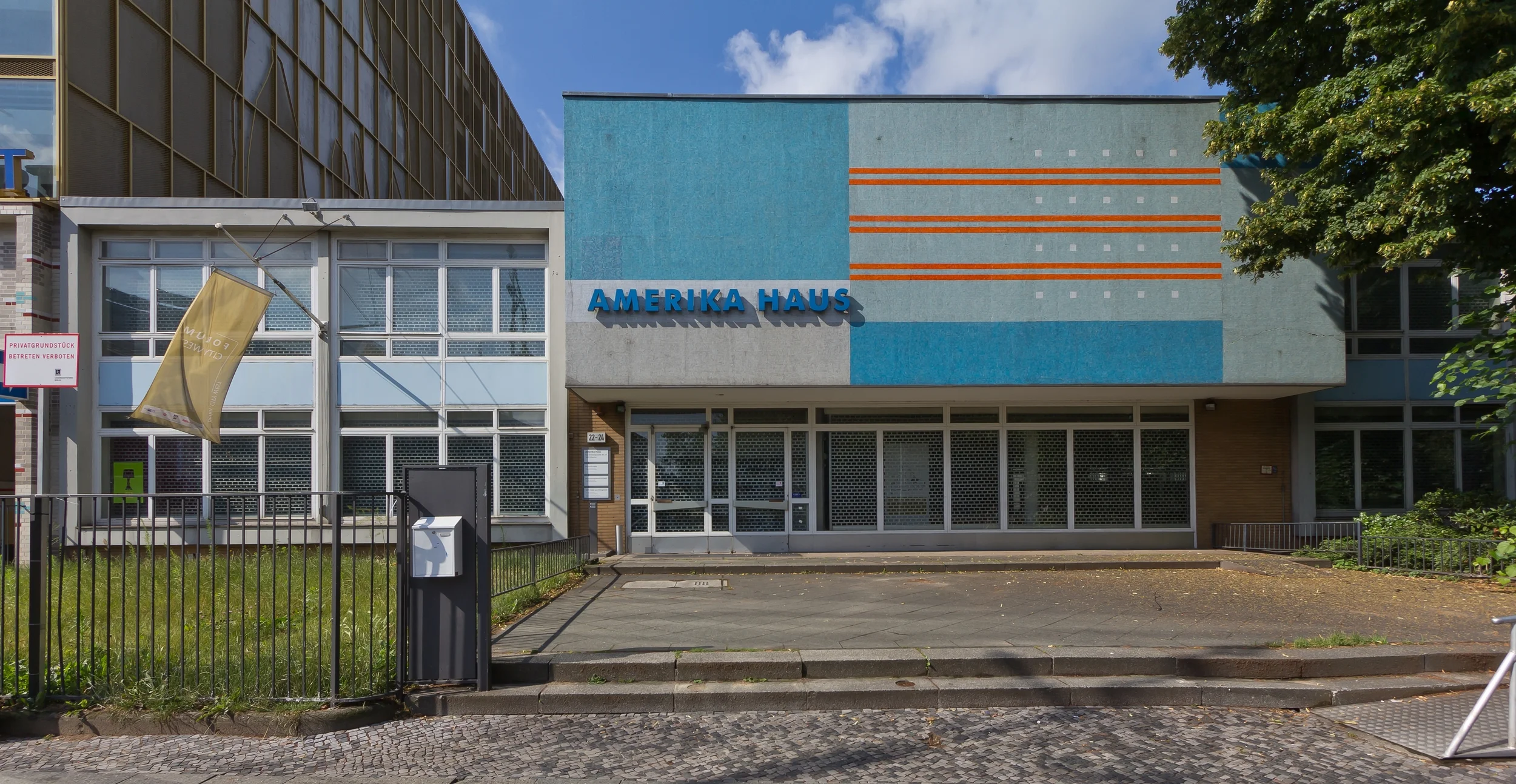 Amerika Haus before C/O Berlin moved in (in 2012). By © Raimond Spekking / CC BY-SA 4.0 (via Wikimedia Commons), https://commons.wikimedia.org/w/index.php?curid=20488642