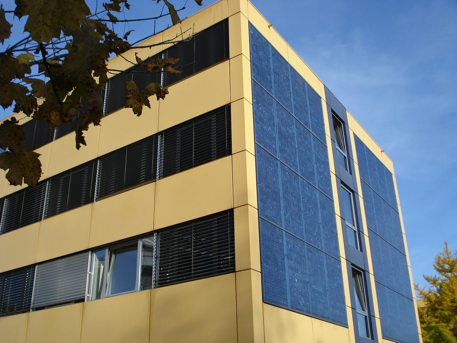 facade-523876_1920.jpg