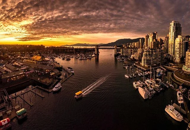 Sunset lighting up the skyscrapers on Monday evening. Wasn&rsquo;t expecting to get great light so I was shooting handheld panoramas on the bridge trying to stay steady and level 😅 Such beautiful light as the sun went down and seeing the colours bou