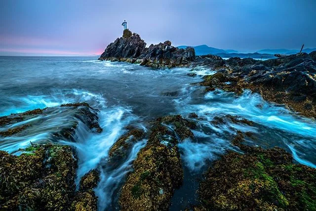 Waves rolling in at Cape Roger Curtis lighthouse on Bowen Island. Had a great weekend on the island although the second the sun dropped below the horizon I was devoured by mosquitoes 👌🏻 I&rsquo;ll take it as a compliment 😂
.
.
.
#bowenisland #bowe