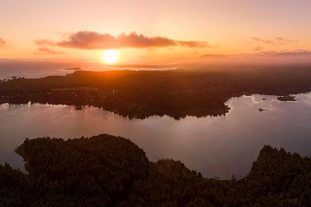 Sunset on Ucluelet a few months back. Heading back to the island this week, excited to take a little break and see a more moody Tofino! 
#ucluelet #vancouverisland #tofino #tourismtofino #shareVI #sunset #vancouverislandguide #hellobc #vancitybuzz #v