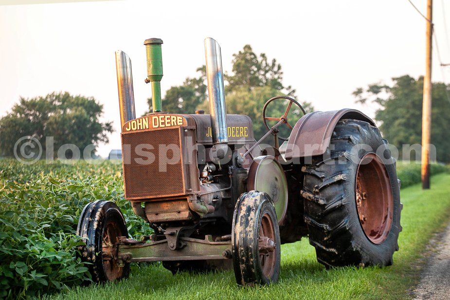 J23_Deere_on_the_Edge_of_the_Bean_Field_9475.jpg