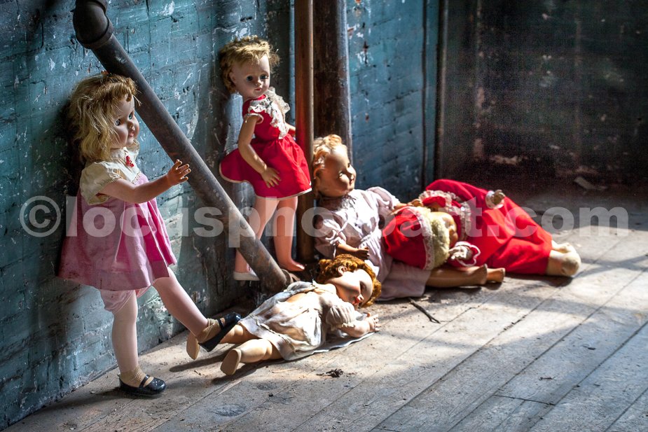 J21_Creepy_Dolls_in_the_Attic_5232.jpg